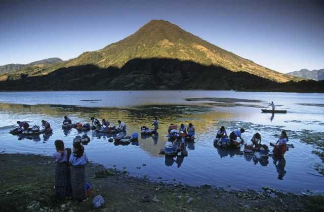 Guatemala, Santiago de Atitlan, Women washing in lake Lago De Atitlan