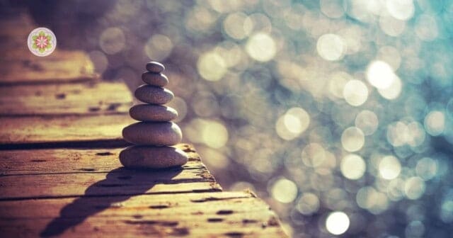 Zonder dat we het ons altijd bewust zijn, hebben we allemaal een prachtig ingebouwd kompas dat ons altijd vertelt of we in ons leven op één lijn staan met onze ziel. Jouw innerlijke kompas vertaalt de fluisteringen van je ziel via je intuïtie naar de stappen die jij kunt zetten.