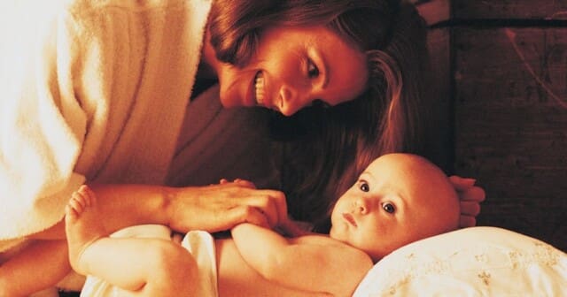 baby’s tot ze 3 zijn bij hun moeder moeten slapen