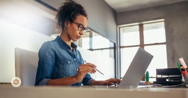 veel aan je bureau yogapose